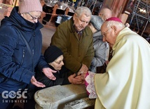 Biskup w czasie namaszczenia chorych w świdnickiej katedrze.