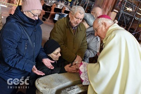 Biskup w czasie namaszczenia chorych w świdnickiej katedrze.