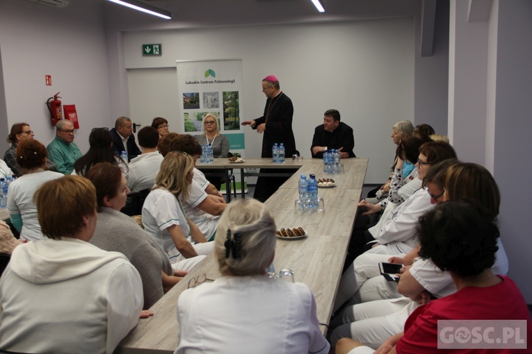 W Światowy Dzień Chorego bp Tadeusz Lityński odwiedził szpital w Torzymiu