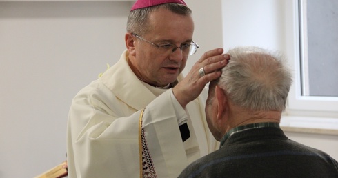 W Światowy Dzień Chorego bp Tadeusz Lityński odwiedził szpital w Torzymiu