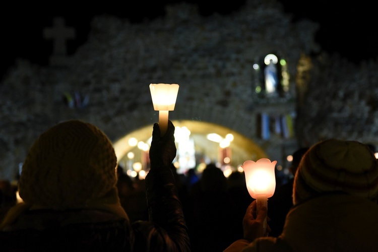 Przed Grotą Matki Bożej z Lourdes.