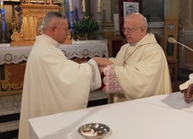 W Żychlinie sakramentu chorych bp. Józefowi Zawitkowskiemu udzielił ks. Wiesław Frelek.