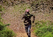 Mężczyzna uciekający przed gigantycznym rojem szarańczy 200 km na wschód od Nairobi.
24.01.2020 Kenia