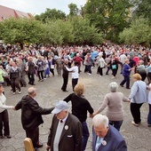 Ludzie starsi nie są problemem do rozwiązania. Są bogactwem do docenienia.