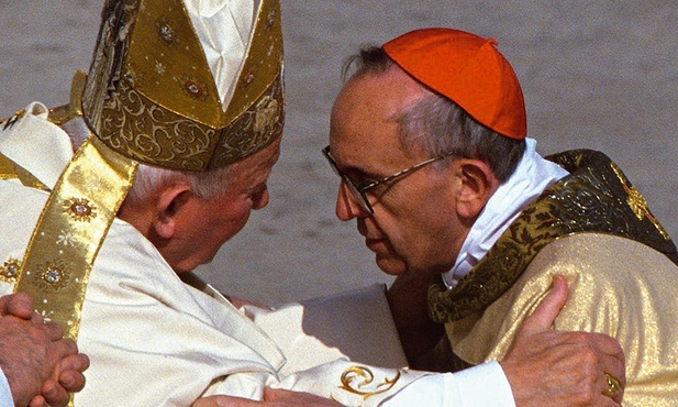 Kard. Jorge Bergoglio odebrał paliusz z rąk Jana Pawła II.