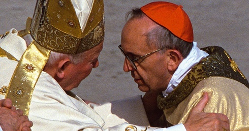 Kard. Jorge Bergoglio odebrał paliusz z rąk Jana Pawła II.