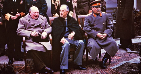 Premier Churchill, prezydent Roosevelt i marszałek Stalin po zakończeniu konferencji na Krymie.
