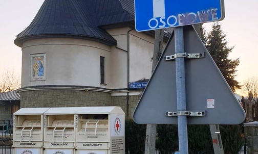 Odblaski na znakach drogowych w Leśnej. Idziesz o zmroku? Zabierz i oddaj w podobnym miejscu u swojego celu.