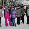 Uczestnicy zimowiska na zakopiańskich Krupówkach.