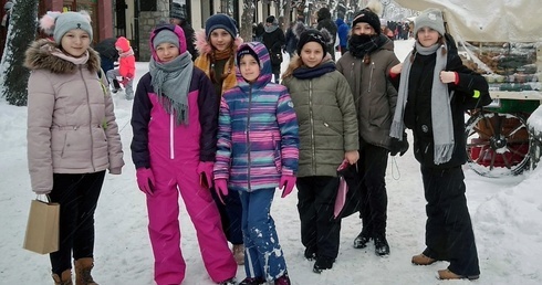 Uczestnicy zimowiska na zakopiańskich Krupówkach.