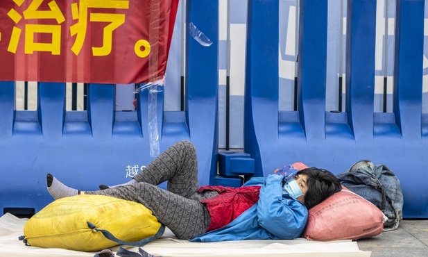 Tylko w ostatniej dobie liczba śmiertelnych ofiar koronawirusa w Chinach wzrosła o 242 osoby