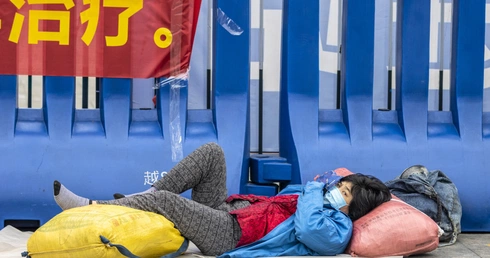 Tylko w ostatniej dobie liczba śmiertelnych ofiar koronawirusa w Chinach wzrosła o 242 osoby
