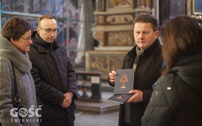 Mariusz Barcicki opowiada najciekawsze historie związane ze świdnicką świątynią.