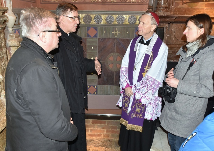 Przy książęcych grobach w katedrze płockiej