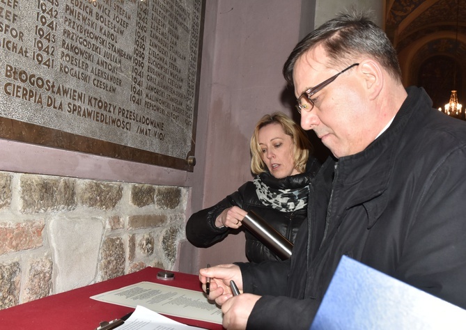 Przy książęcych grobach w katedrze płockiej