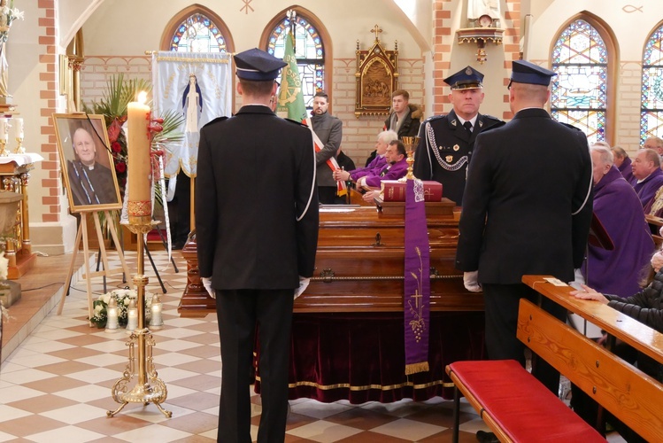 Pogrzeb śp. ks. kan. Franciszka Lisińskiego