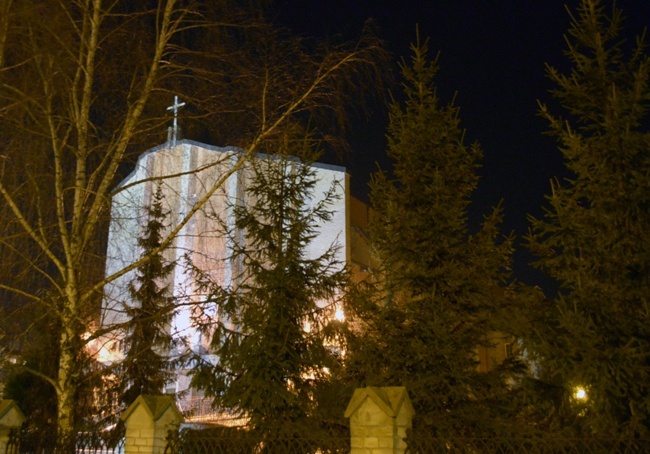 Adoracja w opoczyńskiej parafii Podwyższenia Krzyża  Świętego