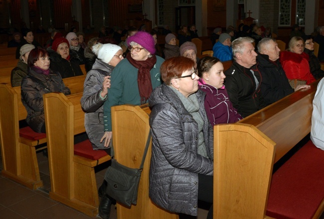 Adoracja w opoczyńskiej parafii Podwyższenia Krzyża  Świętego