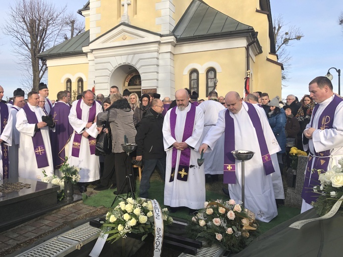 Ostatnie pożegnanie śp. ks. Marka Kuliga w Simoradzu