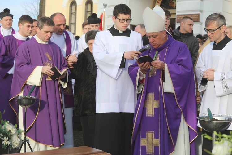 Ostatnie pożegnanie śp. ks. Marka Kuliga w Simoradzu