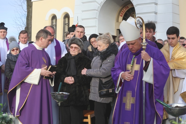 Ostatnie pożegnanie śp. ks. Marka Kuliga w Simoradzu