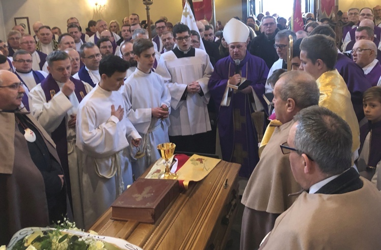 Ostatnie pożegnanie śp. ks. Marka Kuliga w Simoradzu