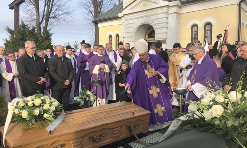 Spoczął na cmentarzu przy kościele św. Jakuba w Simoradzu.