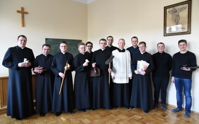 Niektórzy z aulmnów trzymają w dłoniach atrybuty swoich posług - seminaryjne "oscary".