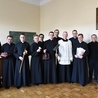 Niektórzy z aulmnów trzymają w dłoniach atrybuty swoich posług - seminaryjne "oscary".