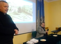 Rolę gospodarza pełnił proboszcz ks. Roman Adamczyk (z lewej). Gościem spotkania był Sebastian Piątkowski.