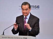 Minister Wang Yi podczas konferencji w Monachium