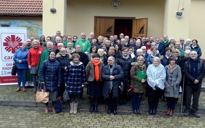 Pamiątkowa fotografia uczestników dnia skupienia przed kaplicą ośrodka "Emaus".