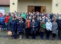 Pamiątkowa fotografia uczestników dnia skupienia przed kaplicą ośrodka "Emaus".