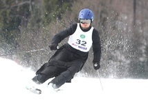 Zawody poprzedził przejazd slalomem w sutannach.