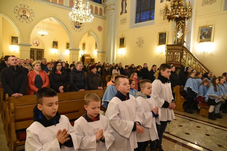 Wielu parafian przyszło pomodlić się za ks. Olecha.