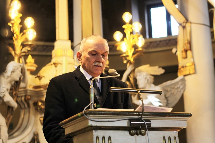 Pierwsze czytanie przeczytal Andrzej Melon, przewodniczący Rady Miasta.