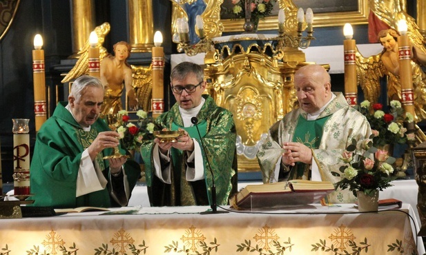 Od lewej: ks. Michał Jagosz, ks. Robert Kasprowski i ks. Władysław Fidelus przy ołtarzu w łodygowickim kościele Świętych Apostołów Szymona i Judy Tadeusza.