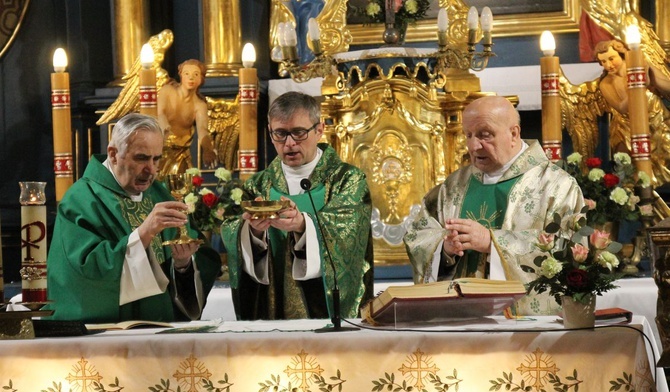 Od lewej: ks. Michał Jagosz, ks. Robert Kasprowski i ks. Władysław Fidelus przy ołtarzu w łodygowickim kościele Świętych Apostołów Szymona i Judy Tadeusza.