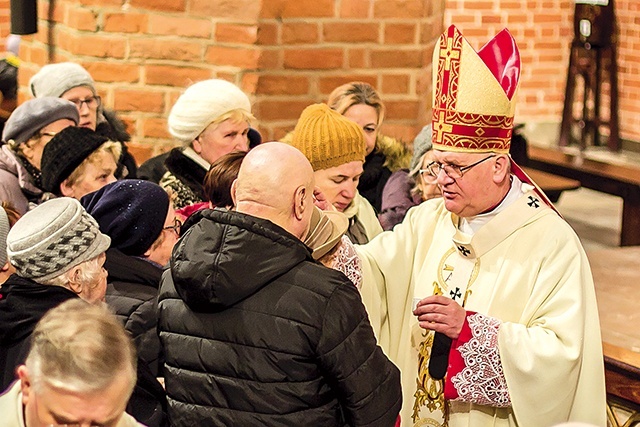 ◄	Kapłani udzielili wiernym sakramentu namaszczenia.