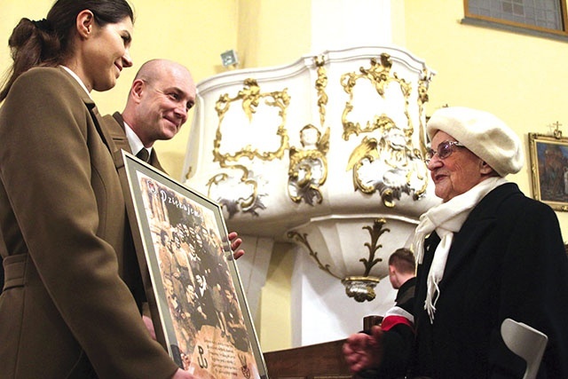 ▲	Gość specjalny kapitan Katarzyna Nowakowska ps. Kasia otrzymała pamiątkowe zdjęcie od 64. batalionu piechoty lekkiej z Płocka 6 MBOT.