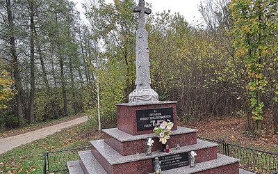 ▲	Przejeżdżający drogą krajową nr 60 mijają pomnik, który wskazuje na miejsca, gdzie w czasie II wojny światowej dokonano skrytobójczych mordów na bezbronnych Polakach.