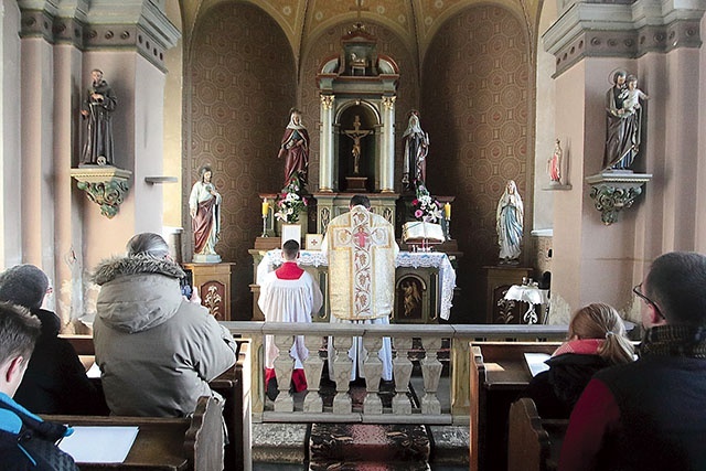 	Najświętsza Ofiara sprawowana jest w niewielkiej kaplicy.