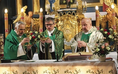 Ks. Robert Kasprowski  (w środku) przewodniczył Mszy św. w intencji beatyfikacji ks. prał. Jana Marszałka.