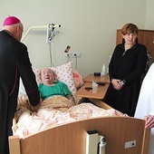 Bp Piotr Greger w Hospicjum św. Jana Pawła II w Bielsku-Białej.