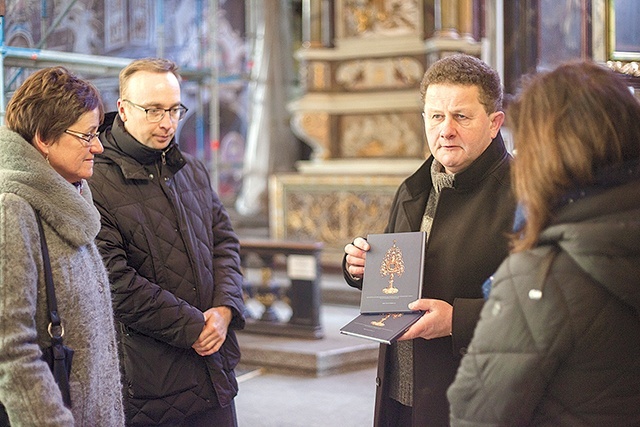 Mariusz Barcicki opowiada historie związane ze świątynią.