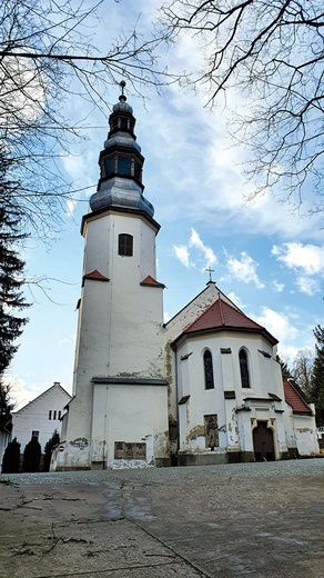 Główny kościół położony jest na wzniesieniu.