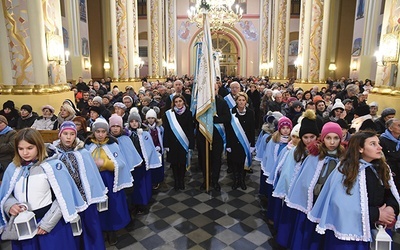 W modlitwie uczestniczyły m.in. dziewczęta z DSM i reprezentacje Rycerstwa Niepokalanej.