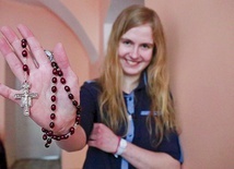 Nawet kiedy Aneta Stachnik nie modli się na różańcu, lubi go trzymać w dłoni. Wtedy czuje, jakby szła z Maryją za rękę.