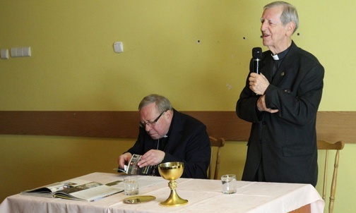Bp Paweł Anweiler i ks. Andrzej Czyż u dominikanów w Ustroniu-Hermanicach.