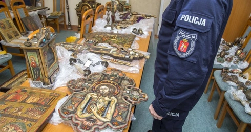 Policjanci zabezpieczyli ikony, obrazy i inne przedmioty kultu.